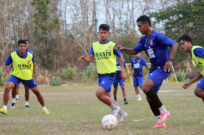 POMPA TENAGA: Penggawa Persijap Jepara menikuti latihan di lapangan Desa Kedungcino belum lama ini.