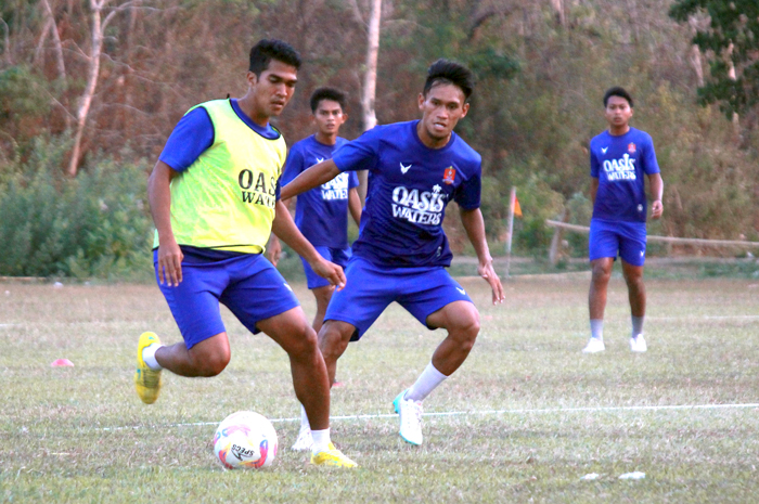 TETAP DI ATAS: Penggawa Persijap Jepara melakoni latihan di lapangan Desa Kedungcino dalam persiapan jelang pertandingan melawan Bhayangkara Presisi FC.