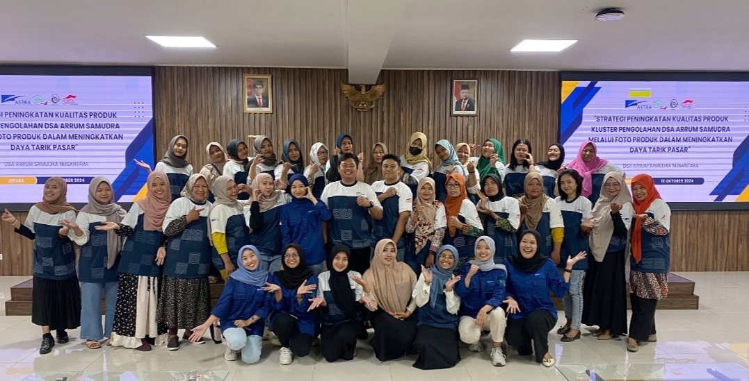 CERIA: Para peserta pelatihan foto produk foto bareng seusai acara.