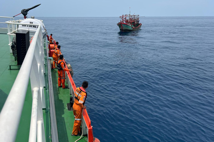 PANTAU: Personel gabungan dari KN SAR Sadewa, SROP Semarang dan SROP Karimunjawa masih melakukan pencarian awak kapal KM Sabar Subur I kemarin.