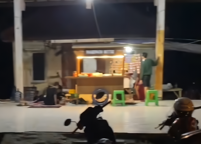 DIGEREBEK: Sebuah angkringan di sekitar lapangan golf yang mangkrak di Kelurahan Kunden, Kecamatan Blora, karena diduga menjual minuman keras (miras) baru-baru ini.