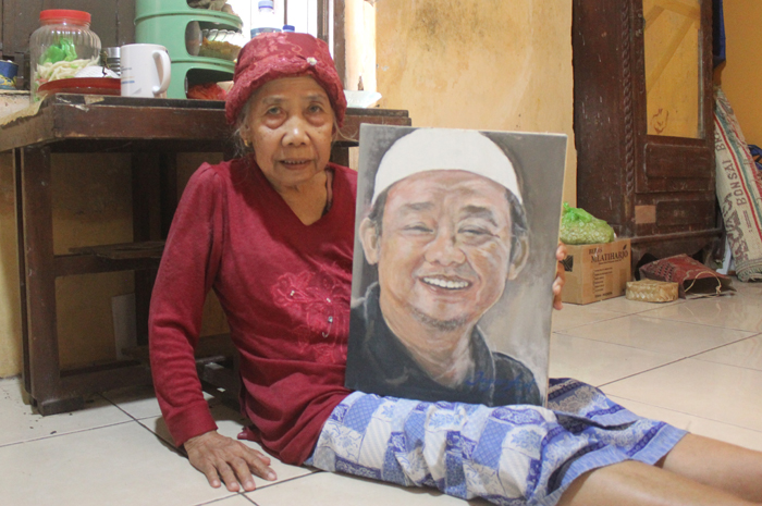 BERSAHAJA: Hj. Kartinah, ibunda Abdul Mu&rsquo;ti menunjukkan lukisan wajah anaknya saat ditemui di rumahnya di DesaGetassrabi,Gebog,Kudus,kemarin.