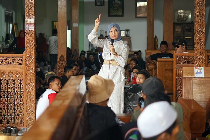 Calon Bupati Rembang&nbsp;Vivit Dinarini saat&nbsp;memberikan sambutan pada relawan Gerakan Pemersatu Rakyat&nbsp;di kediaman Dewan Pembina PPP di Pamotan pada Rabu (16/10).