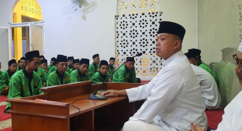 SELAPAN SEKALI: Nusron Wahid saat mengajar di Yayasan Assaidiyah Al-Qudsy di Desa Mejobo, Mejobo, Kudus.