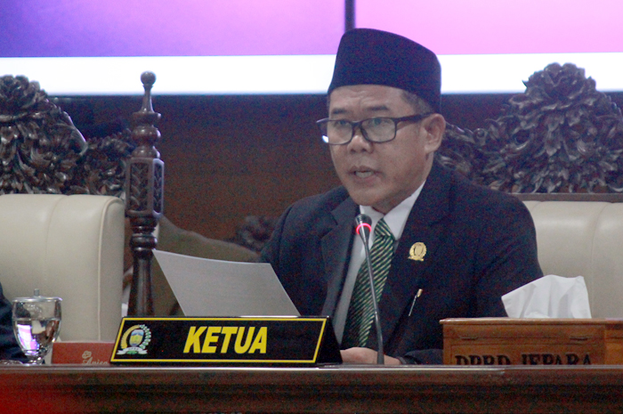 PERHATIKAN AKADEMIK: Ketua DPRD Jepara Agus Sutisna saat memimpin rapat.