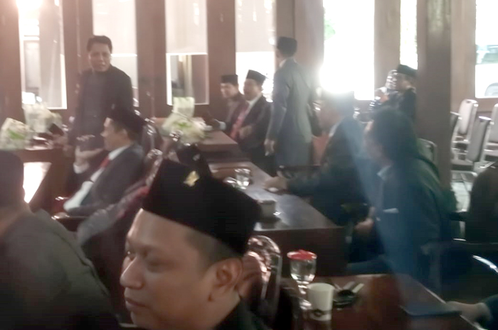 GEGER: H. Suyono anggota DPRD Kabupaten Blora dari Partai Perindo (berdiri) saat menghampiri anggota DPRD dari Hanura, Warsit.