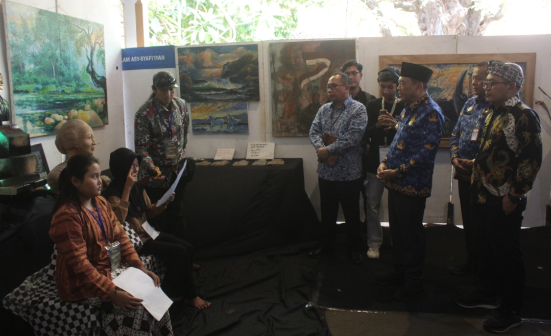 PERCAYA DIRI: Siswi yang masih duduk di bangku sekolah menengah lakukan unjuk karya puisi terhadap tuan rumah, para pembicara dan tamu undangan.