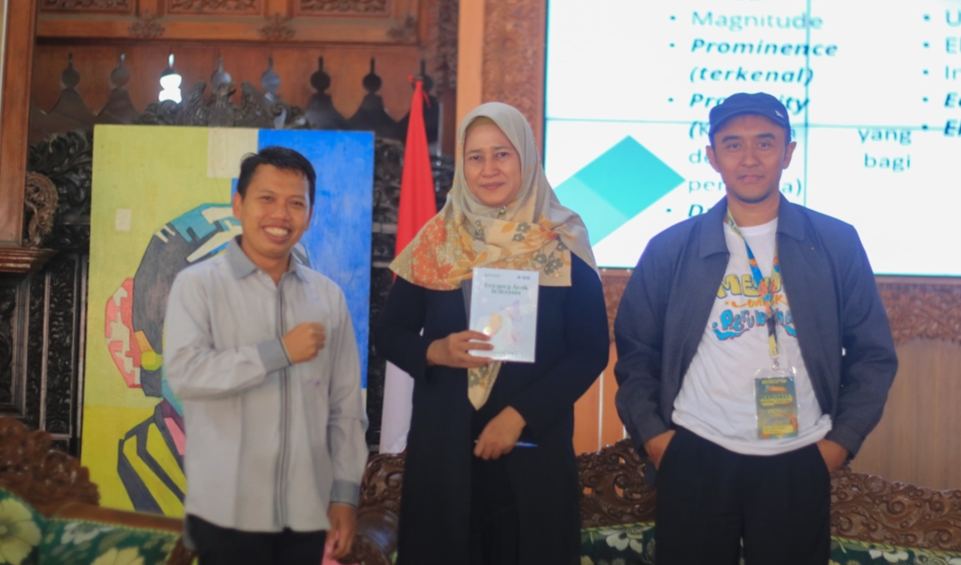 NARASUMBER: Pemimpin Redaksi Jawa Pos Radar Kudus, Zaenal Abidin (kanan) hadir sebagai narasumber pada acara Perpusnas Writers Festival 2024.