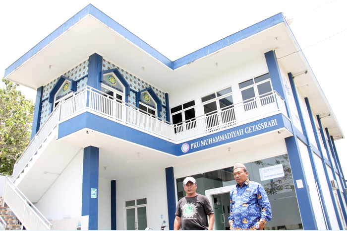 MAJUKAN KAMPUNG HALAMAN: Kades Getasserabi, Gebog, Kudus, Badrus (kanan) mengunungi PKU Muhammadiyah yang diinisiasi Sekum PP Muhammadiyah Abdul Mu&rsquo;ti di Desa Getasserabi.