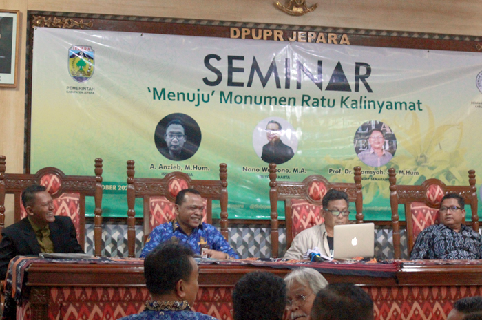 CARI REFERENSI: Para pakar sejarah dan seni memberikan materi terkait sosok Ratu Kalinyamat di kantor DPUPR Jepara kemarin.