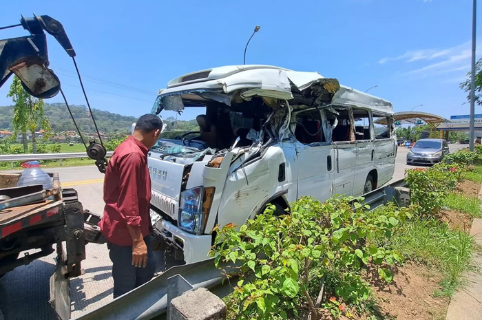 Kondisi elf usai alami kecelakaan di tol Bawen-Ungaran.