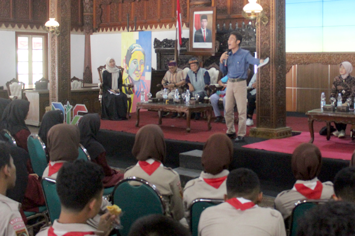 MEMBUMIKAN LITERASI: Duta Baca Provinsi Banten Rahmat Heldy HS membaca puisi di depan penggiat dan pemerhati literasi termasuk puluhan siswa saat peluncuran buku &rdquo;Aku dan Duta Baca&rdquo; di Pendapa Kartini