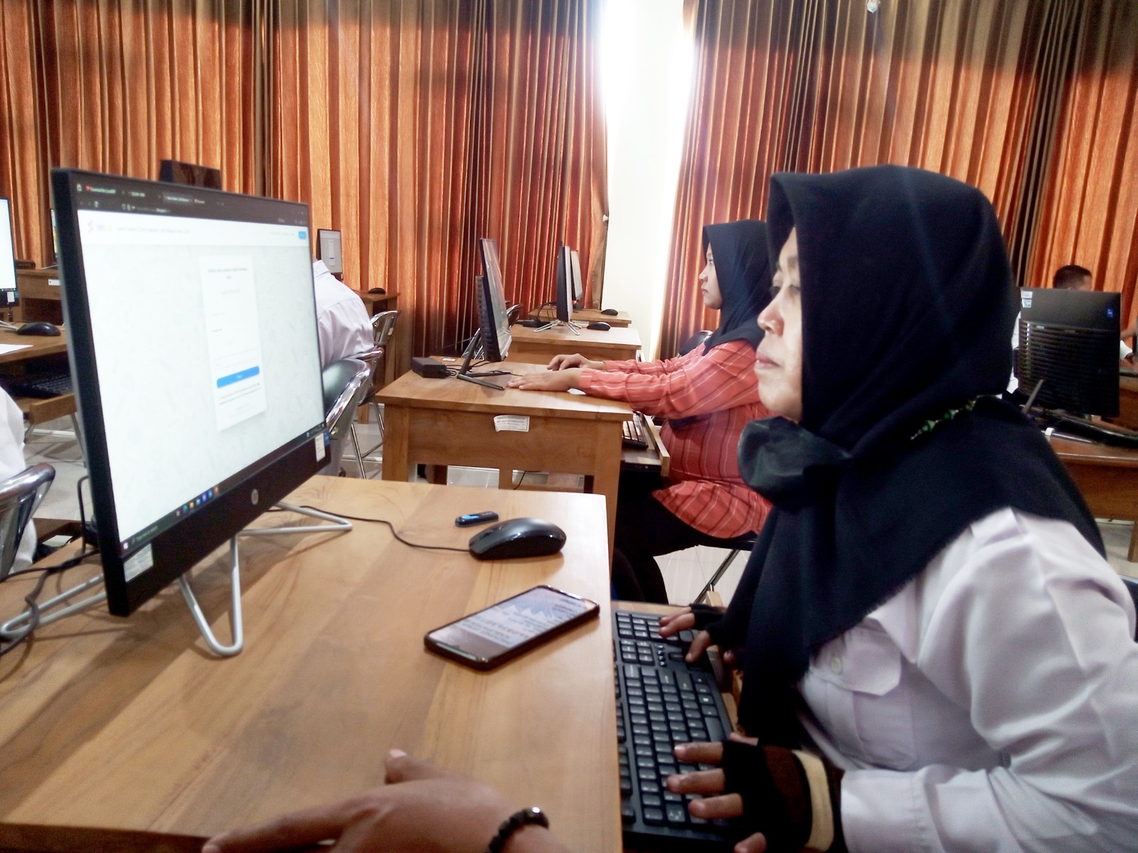 DUKUNG: Para pendaftar PPPK saat difasilitasi pendaftaran PPPK BKD di ruang laboratorium kemarin.
