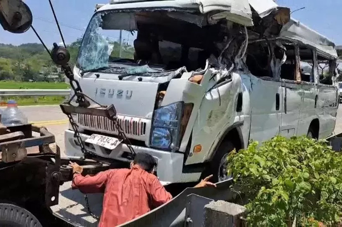 Elf yang ditumpangi oleh rombongan Pondok Pesantren Islamic Centre Bin Baz Bantul Yogyakarta alami kecelakaan di ruas tol Bawe - Semarang, Jumat (18/10/2024).