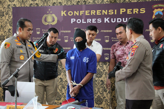 MENYESAL: S, ayah yang membunuh anaknya sendiri dihadirkan saat gelar perkara di Mapolres Kudus kemarin.