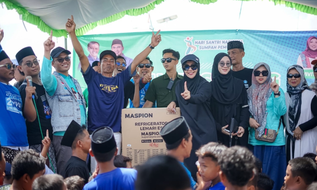 PADAT: Warga Kecamatan Sarang memadati acara jalan sehat yang digelar oleh relawan Calon Gubernur dan Wakil Gubernur Jawa Tengah, Lutfi-Yasin serta Calon Bupati dan Wakil Bupati Rembang, Vivit-Umam.