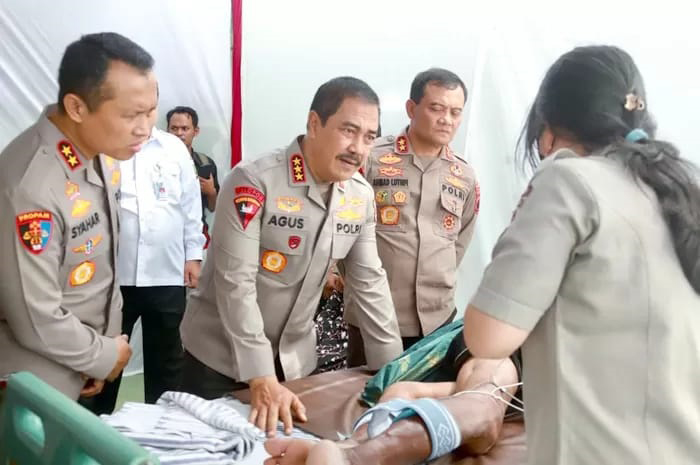 BANTU WARGA: Wakapolri Komjen Pol Agus Andrianto (tengah) meninjau kegiatan baksos berupa layanan fisioterapi kepada warga Blora.