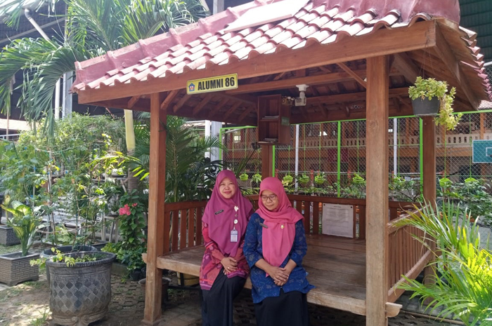CERIA: Sri Susilaningsih (kanan) teman Komjen Pol Agus Andrianto saat SMP dan SMA saat foto bersama Kepala Sekolah SMA Negeri 1 Blora Yuni Ni