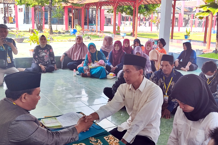 SAH: Kedua mempelai menunjukkan buku nikah usai melangsungkan ijab kabul di Lapas Kelas II B Purwodadi.
