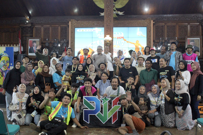 SUKSES: Tim dari Perpusnas bersama Dinas Kearsipan Jepara, dan Forum Taman Baca Mayarakat, volunteer, dan relawan foto bersama usai menyelenggarakan PWF di Pendopo Jepara Sabtu (19/10) malam.