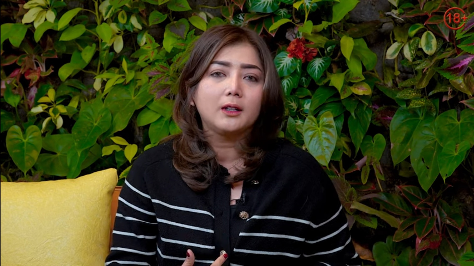 MENANGIS: Pratiwi Noviyanthi atau Novi yang membantu Agus Salim, korban penyiraman air keras kini dipolisikan Agus.