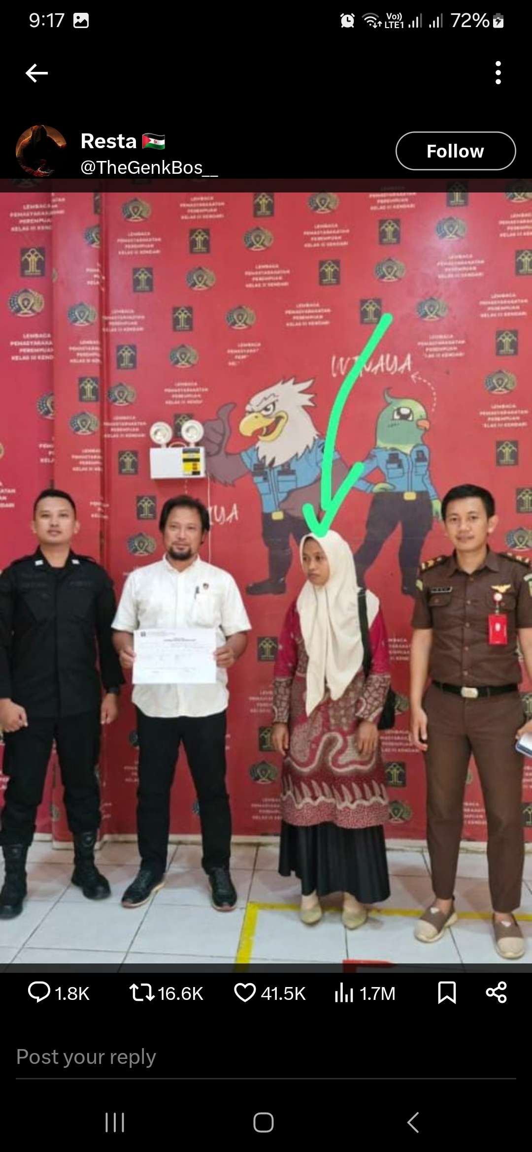 Supriyani (berkerudung) yang diduga melakukan penganiayaan kepada anak polisi. Foto: Twitter/X