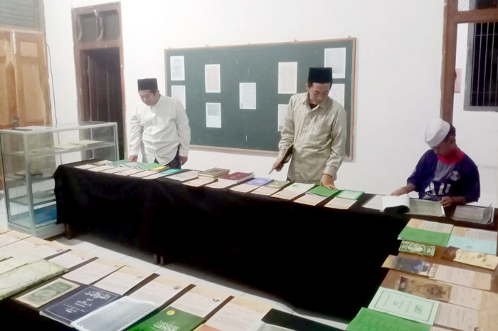 BERUSIA RATUSAN TAHUN: Pengunjung melihat manuskrip dan kitab karya ulama Kudus zaman dulu pada Pameran Turats Hari Santi Exhibition kemarin.