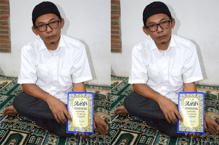 KARYA PALING TERKENAL: KH Bisri Adib Hattani membawa Kitab Tafsir&nbsp;Al-Ibriz.