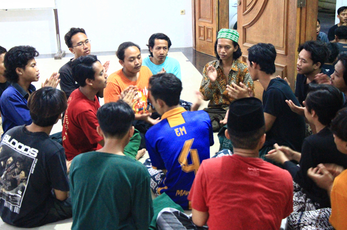 SEMANGAT: Para santri sedang menghafal bersama-sama di Aula Pondok Pesantren Raudhatut Thalibin, Leteh, Rembang.