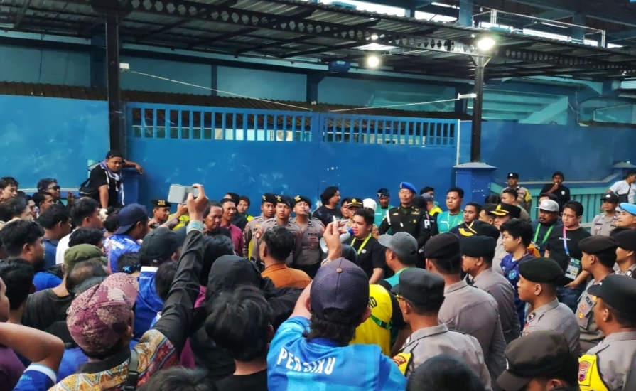 GERUDUK: Suporter Persiku Kudus meminta manajemen untuk berbenah usai kekalahan telak melawan PSIM Yogyakarta baru-baru ini.