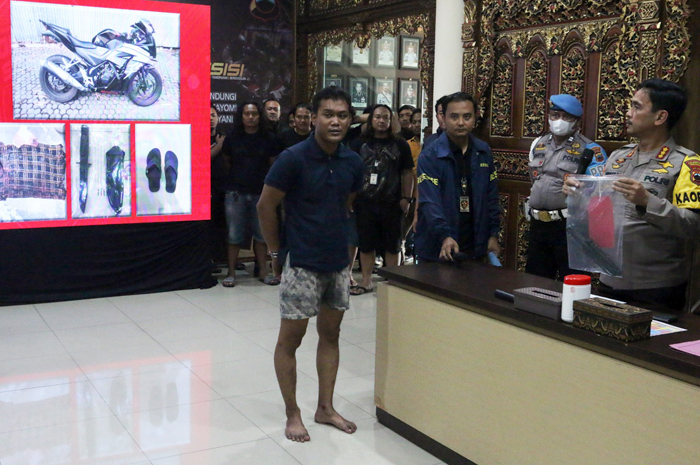 NEKAT: Muhammad Adhi Nugroho warga Semarang dihadirkan dalam sesi wawancara di Mapolrestabes Semarang kemarin.