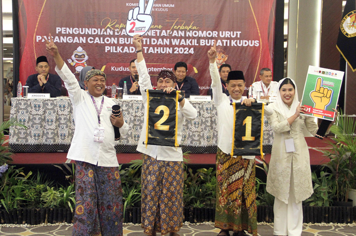 HEAD TO HEAD: Dua Paslon bupati dan wakil bupati Kudus saat mengambil nomor urut.
