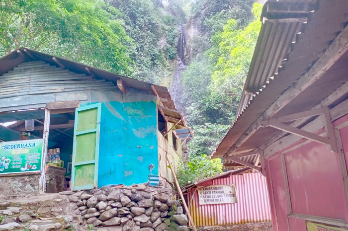 KEADAAN: Warung di objek wisata Air Terjun Montel banyak yang tutup baru-baru ini.
