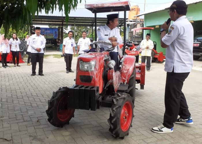 ALSINTAN: Bupati Rembang saat mencoba alsintan baru-baru ini.