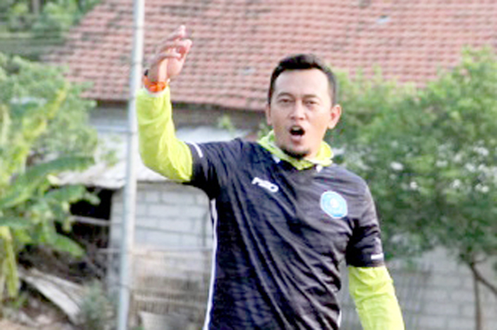 DIPANGGIL LAGI: Denny Rumba menyaksikan laga Persiku versus PSIM dari atas tribun.