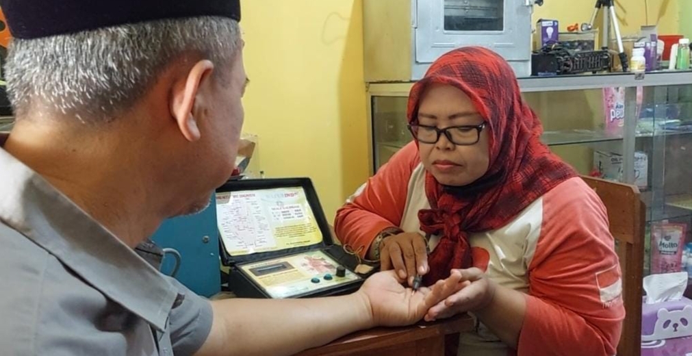 LAYANAN GRATIS: Relawan pasangan calon Bupati dan Wakil Bupati Rembang nomor urut 02, Harno-Hanies (Harmonis) meluncurkan fasilitas terapi kesehatan gratis bagi warga Rembang.