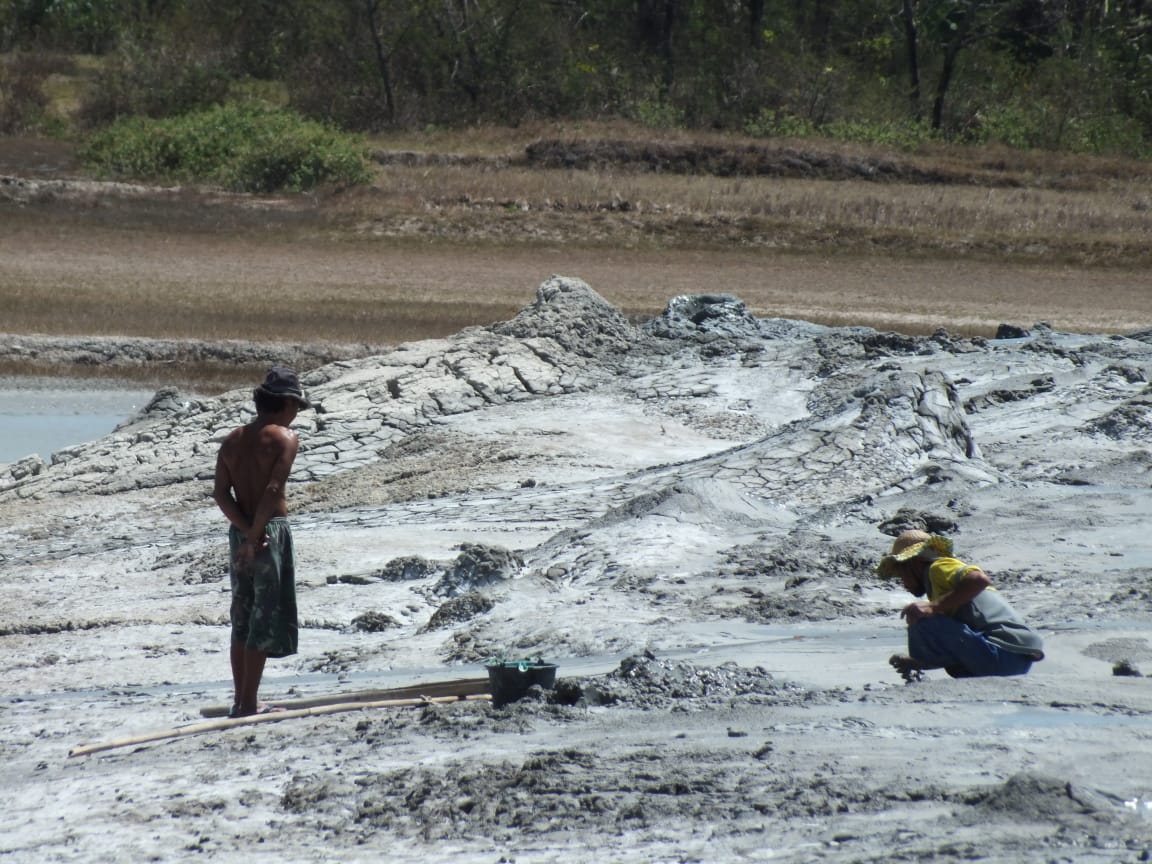 BABY VOLCANO: Petani garam yang ada di Bledug Cangkring atau baby volcano yang ada di Desa Grabagan Kecamatan Kradenan.