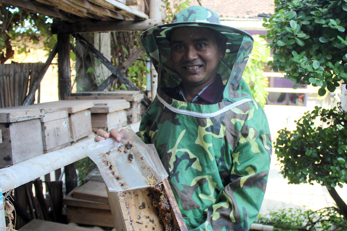 TAK MENYENGAT: Partono tunjukkan madu yang dihasilkan oleh lebah trigona atau lebah klanceng.