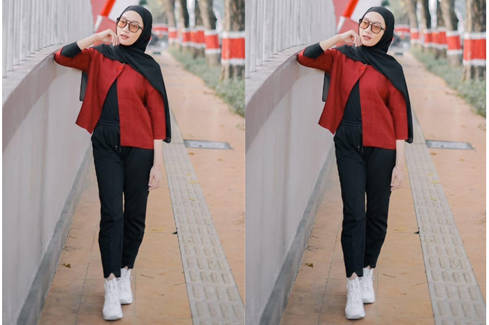 GIRLY: Blazer mudah dipadupadankan dengan bawahan celana kain membuat penampilan tampak casual.