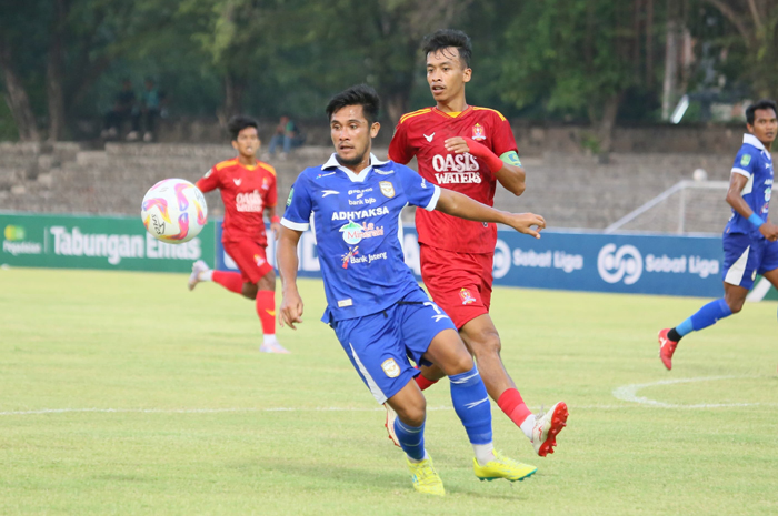 SENGIT: Bek Persijap Jepara Fikron Afriyanto membayangi pemain Adhyaksa FC dalam pertandingan di Stadio Sriwedari Solo kemarin sore.