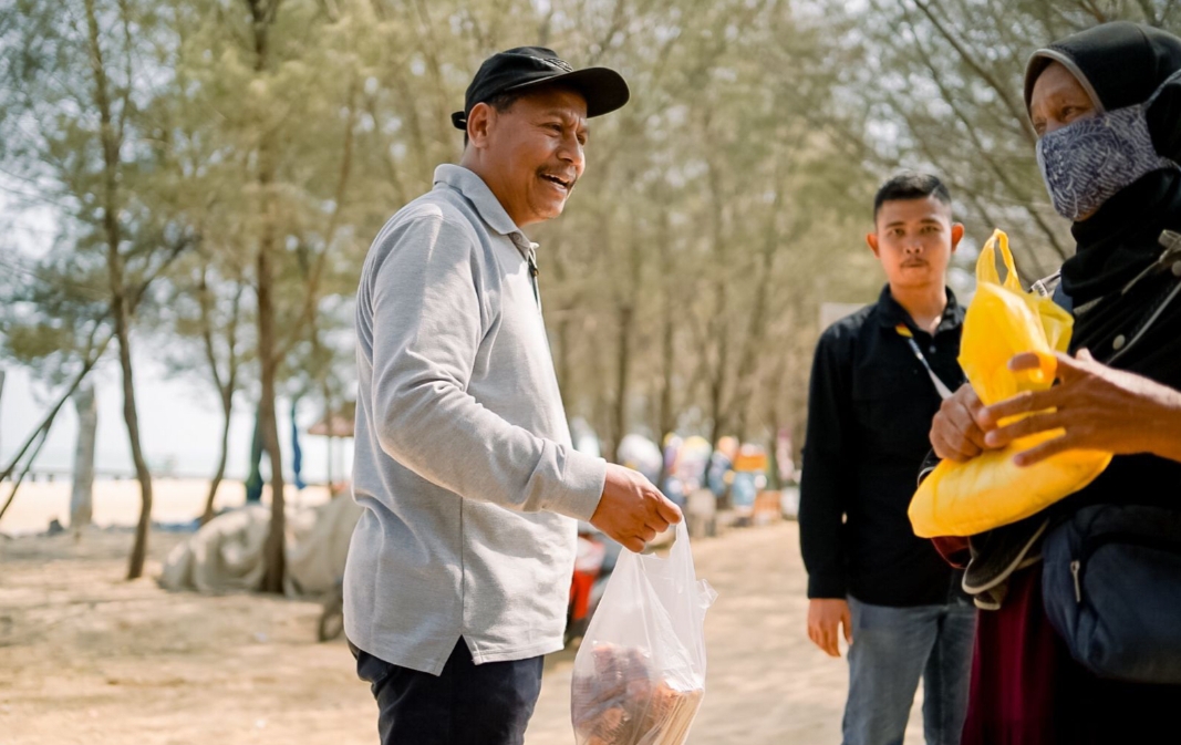 BERKUNJUNG: Calon Bupati Harno berkunjung ke Pantai Karangjahe, salah satu aset wisata terbaik di Kabupaten Rembang baru-baru ini.