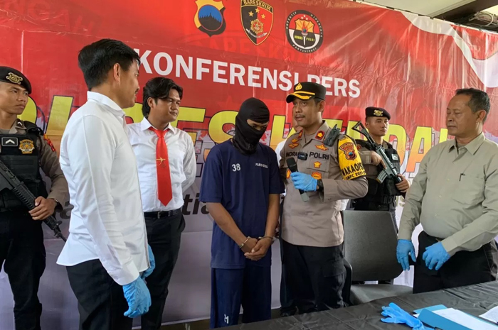Tersangka pembunuhan santriwati yang mayatnya ditemukan di Darupono Kendal saat dihadirkan di Mapolres Kendal, Senin (28/10).