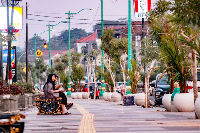 TAK DILANJUT: Warga bersantai di kursi yang terpasang sepanjang citywalk Jalan Pemuda beberapa waktu lalu.