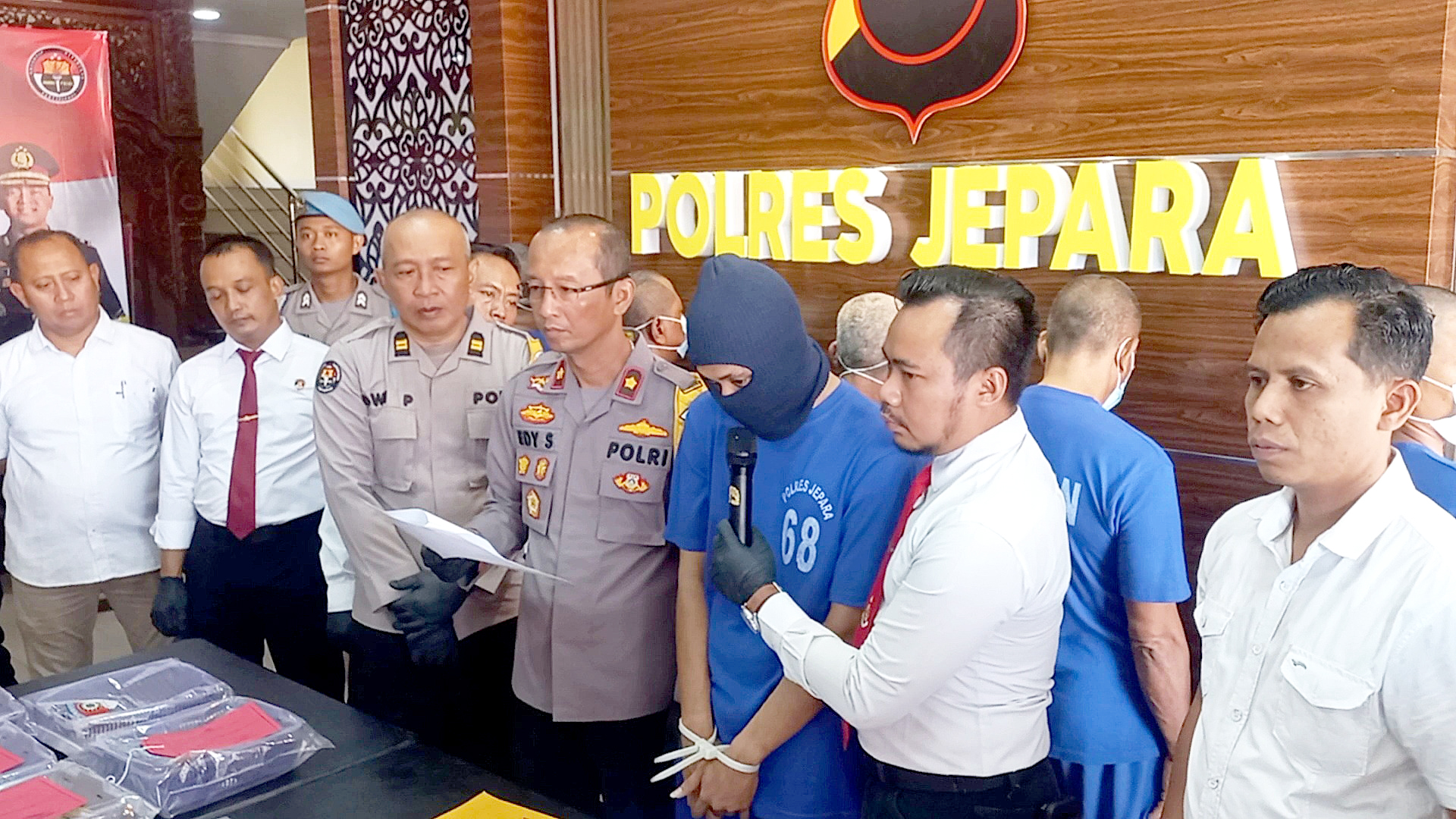 DITAHAN: Terduga pelaku berikan keterangan dalam konferensi pers yang digelar di Mapolres Jepara kemarin.