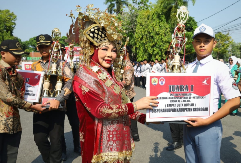 Bupati Grobogan, Sri Sumarni, tampil memukau dengan mengenakan pakaian adat Suntiang asal Solok, Sumatera Barat, saat memimpin upacara peringati Hari Sumpah Pemuda, Senin (28/10).