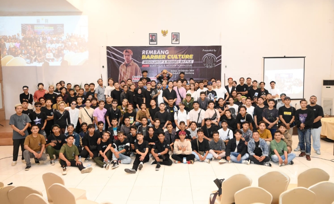 ANTUSIAS: Peserta workshop dan barber battle berfoto bersama saat dilaksanakan acara Rembang Barber Culture baru-baru ini.