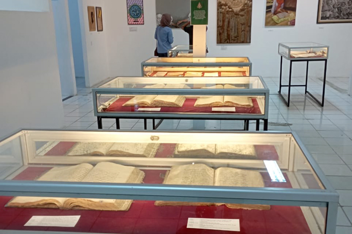 PAMERAN: Lukisan dari pelaku seni yang dipamerkan di Blora Creative Space.