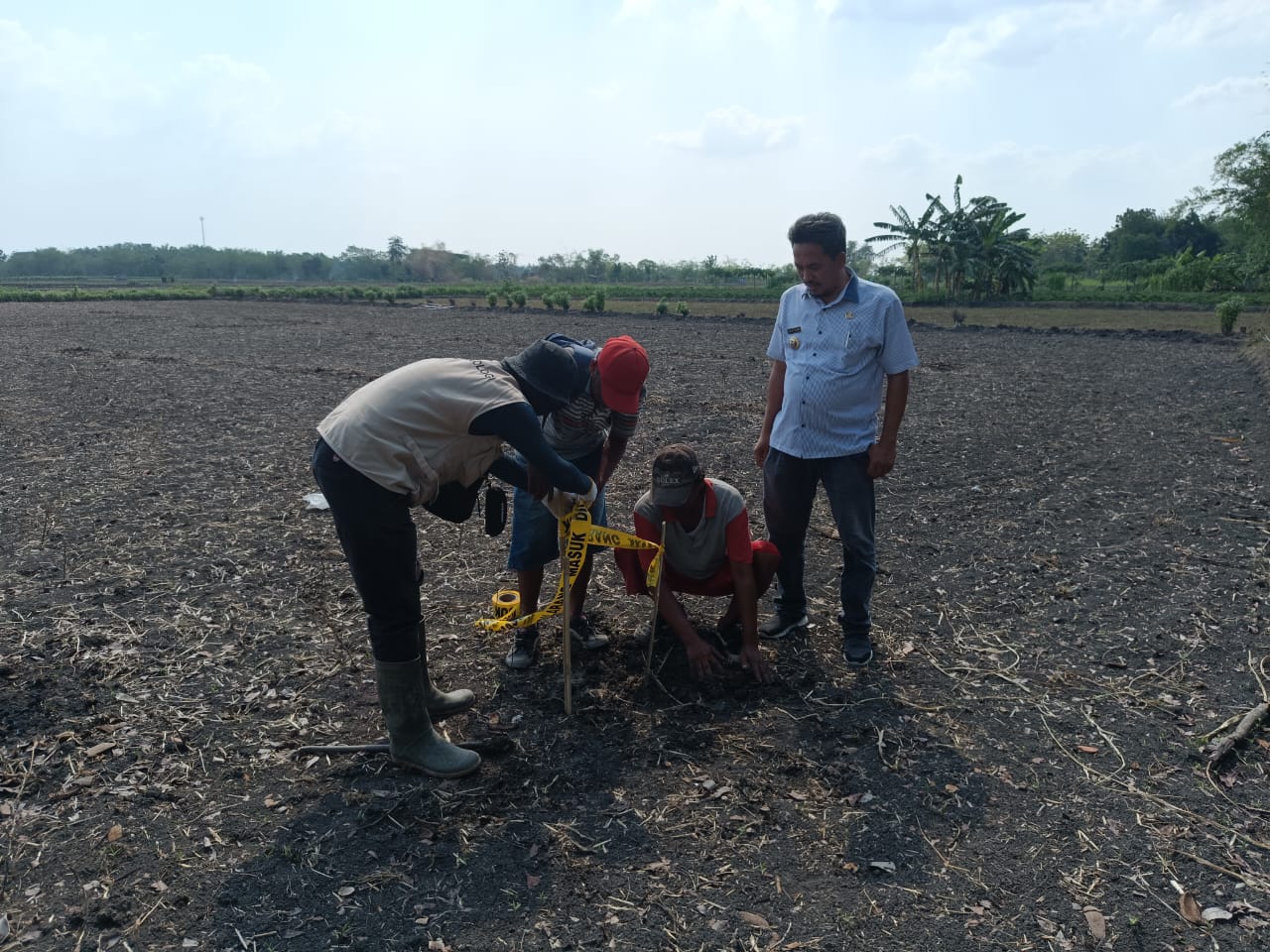 GEOFISIKA: Tim teknis Badan Geologi Kementerian Energi dan Sumber Daya Mineral (ESDM) saat memasang sejumlah alat geofisika di wilayah Kecamatan Kradenan.