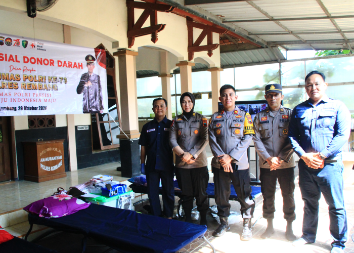 SEMANGAT BERSAMA: Wakapolres Rembang Kompol Muhammad Fadhlan didampingi Kasi Humas Polres Rembang Ipda Mohamad Ansori menunggu giliran donor darah baru-baru ini.
