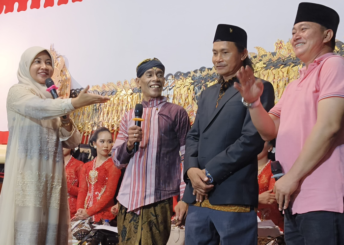 HADIR: Mbak Vivit, calon Bupati Rembang nomor urut 1 hadir dalam pementasan wayang kulit yang di dalangi oleh Ki Sigit Ariyanto di Kecamatan Sumber baru-baru ini.